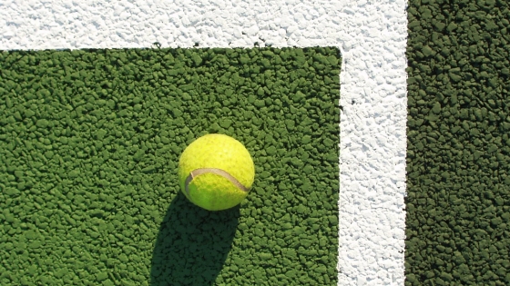 Tennisbal dat op de hoek van het speelveld ligt